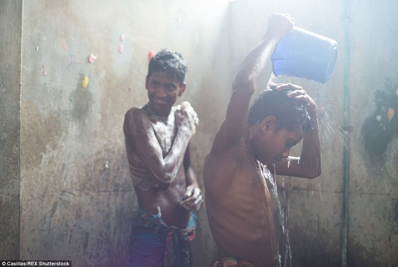 Cuoc song cua tre em Bangladesh trong cac xuong may 
