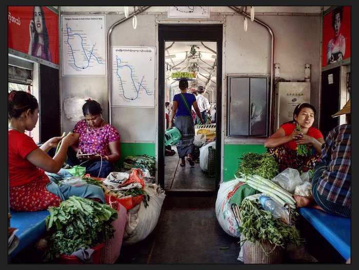 Trai nghiem thu vi tren tau hoa di quanh thanh pho Yangon-Hinh-10