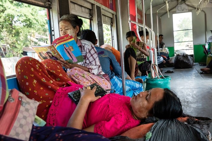 Trai nghiem thu vi tren tau hoa di quanh thanh pho Yangon-Hinh-3