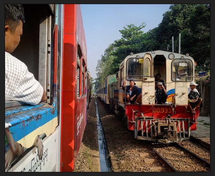 Trai nghiem thu vi tren tau hoa di quanh thanh pho Yangon-Hinh-4