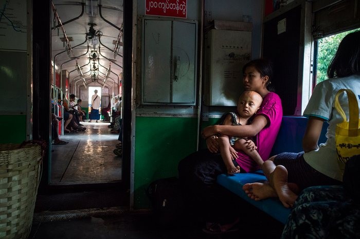 Trai nghiem thu vi tren tau hoa di quanh thanh pho Yangon-Hinh-8