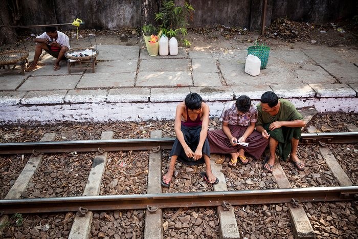 Trai nghiem thu vi tren tau hoa di quanh thanh pho Yangon-Hinh-9