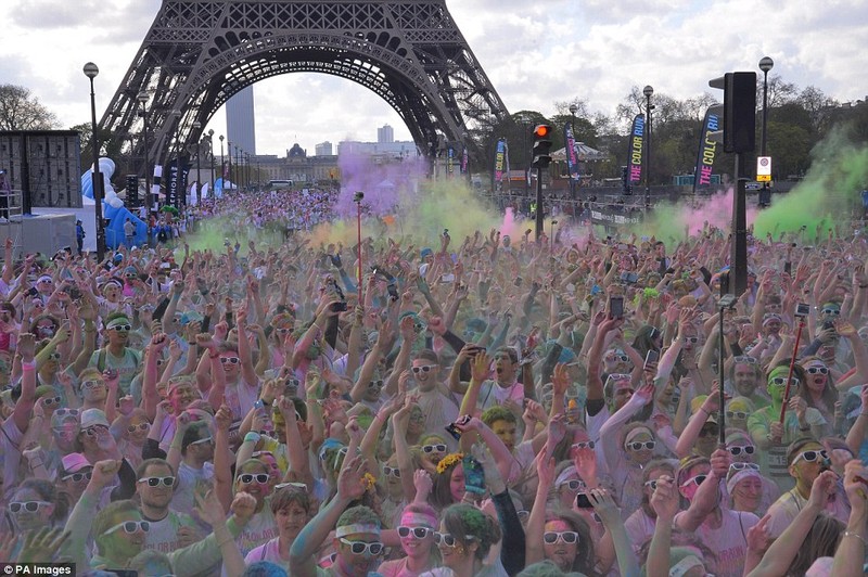 Tung bung le hoi sac mau Colour Run 2016 o Paris-Hinh-2