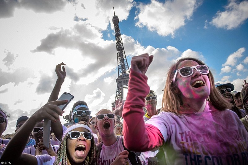 Tung bung le hoi sac mau Colour Run 2016 o Paris-Hinh-3