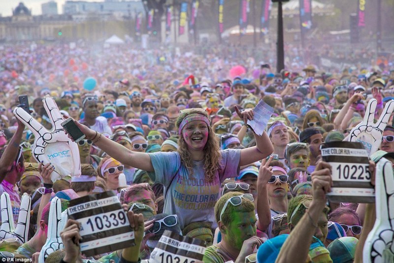 Tung bung le hoi sac mau Colour Run 2016 o Paris-Hinh-6