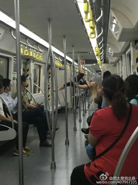 Dan mang phan no voi gai tre mua cot tren tau dien ngam-Hinh-3