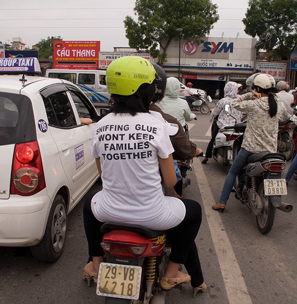 Nhung dong slogan in tren ao khien nhieu nguoi 