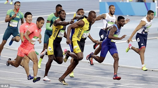 Lo anh Usain Bolt tinh tu voi nu sinh tai Brazil-Hinh-9