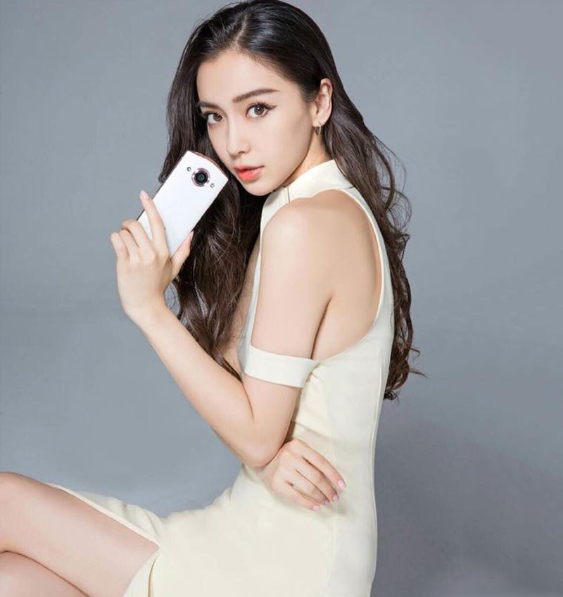 Ve dep me hon cua Angelababy khi chup anh cung dien thoai-Hinh-2