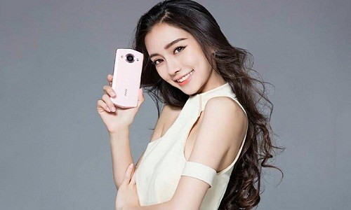 Ve dep me hon cua Angelababy khi chup anh cung dien thoai-Hinh-3