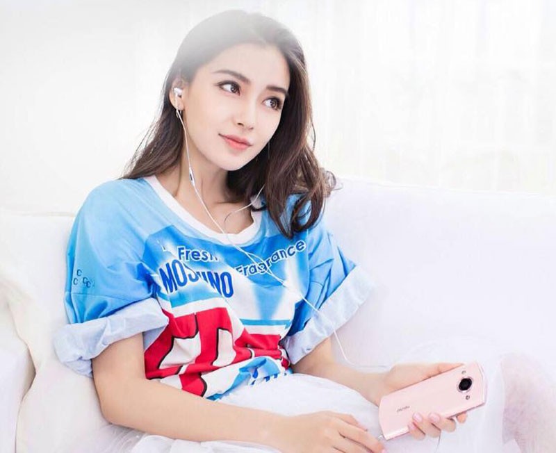 Ve dep me hon cua Angelababy khi chup anh cung dien thoai-Hinh-8