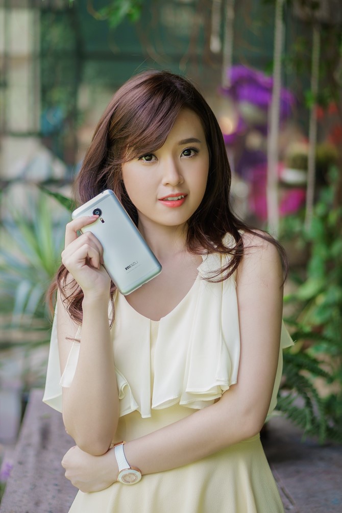 Ngam hotgirl Midu quyen ru ben dien thoai-Hinh-5