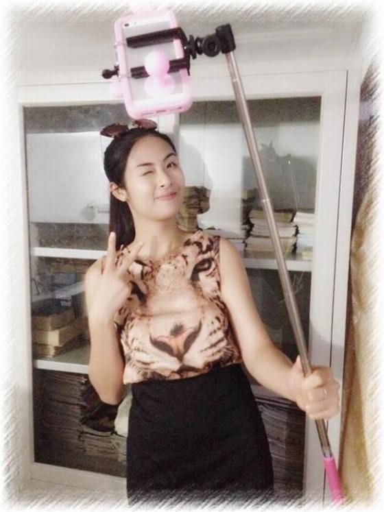 Muon kieu chup hinh tu suong cung gay selfie cua sao Viet-Hinh-7