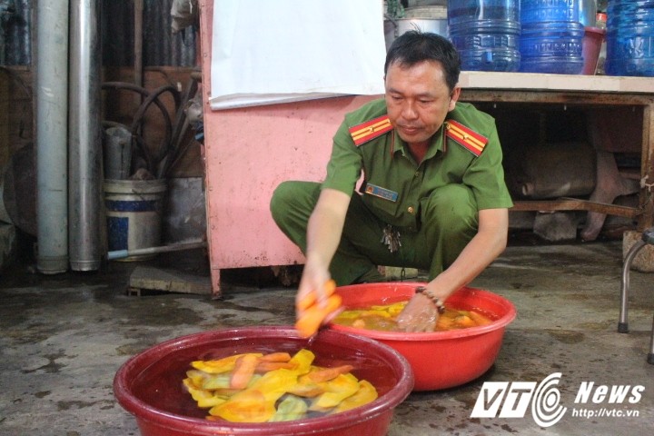 Truong Cong an phuong nau chao cho benh nhan ngheo-Hinh-4