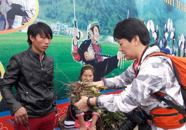 Ngam khu ban hoa lan doc dao o cho phien Bac Ha-Hinh-8