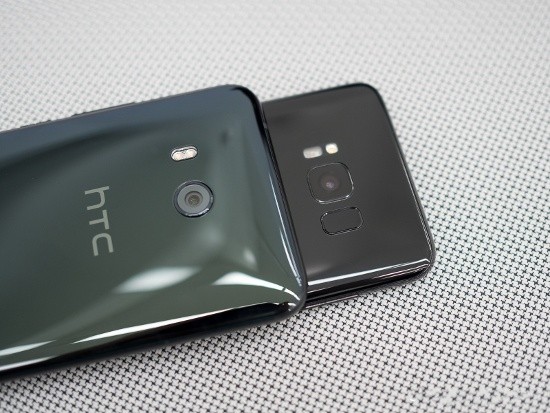 Do dang HTC U11 va Samsung Galaxy S8-Hinh-12