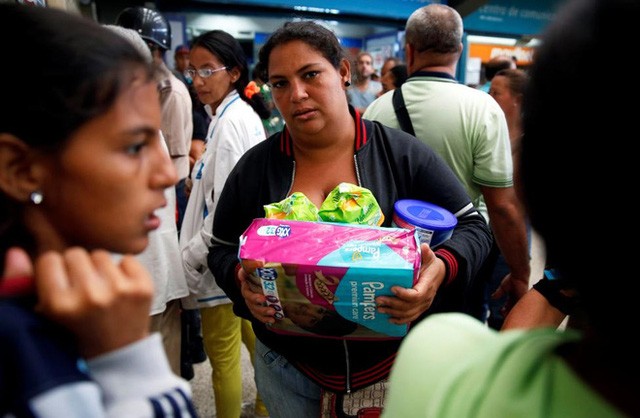 Tham canh xep hang cho mua trong sieu thi o Venezuela-Hinh-11
