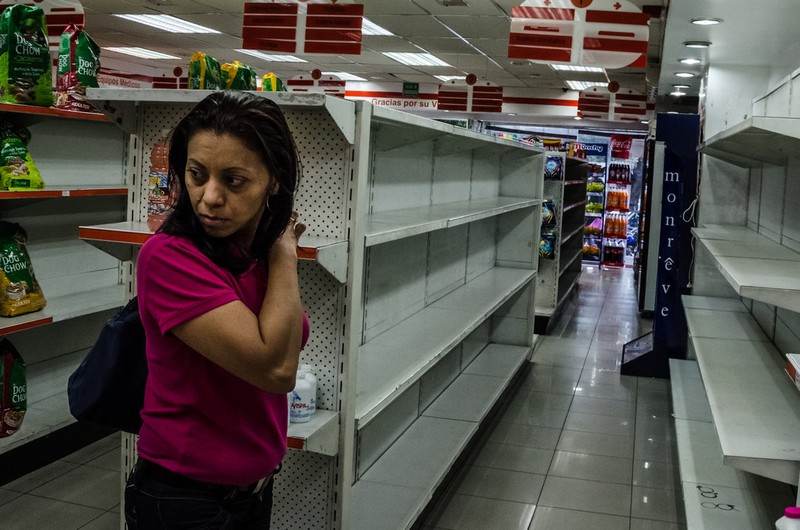 Tham canh xep hang cho mua trong sieu thi o Venezuela-Hinh-6