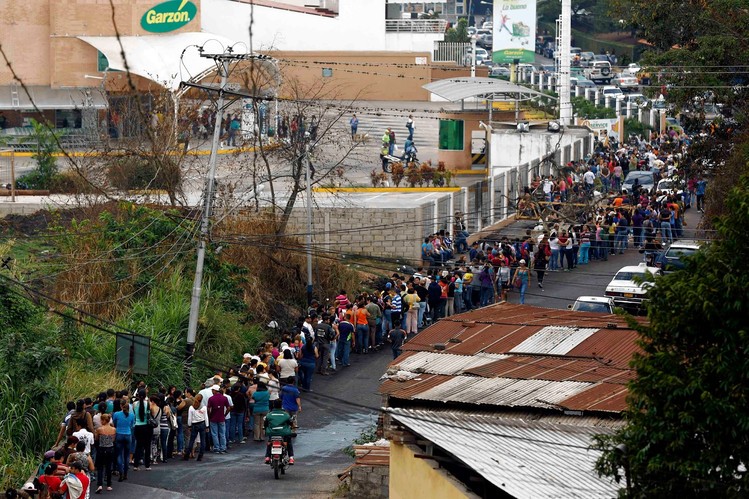 Tham canh xep hang cho mua trong sieu thi o Venezuela-Hinh-8