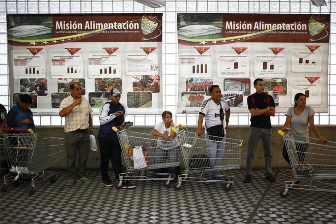 Tham canh xep hang cho mua trong sieu thi o Venezuela-Hinh-9