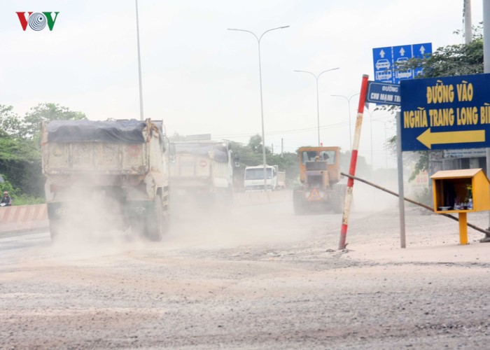 Anh: BOT duong tranh Bien Hoa “ngap chim” trong khoi bui-Hinh-5