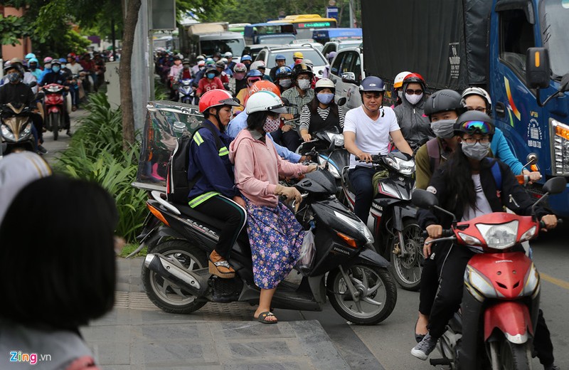 Cua ngo san bay Tan Son Nhat ket cung giua trua cuoi tuan-Hinh-13