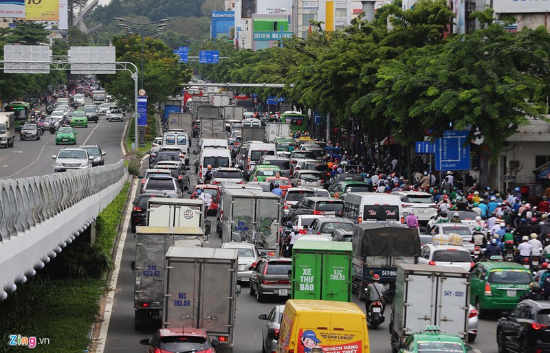 Cua ngo san bay Tan Son Nhat ket cung giua trua cuoi tuan-Hinh-14