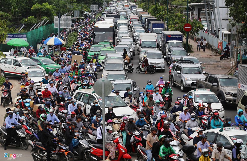 Cua ngo san bay Tan Son Nhat ket cung giua trua cuoi tuan-Hinh-15