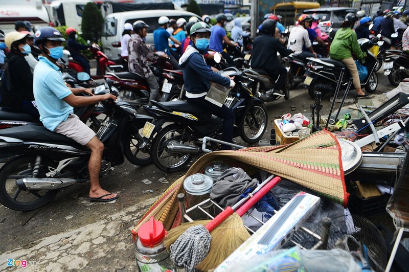 Cua ngo san bay Tan Son Nhat ket cung giua trua cuoi tuan-Hinh-4