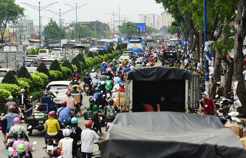 Cua ngo san bay Tan Son Nhat ket cung giua trua cuoi tuan-Hinh-6