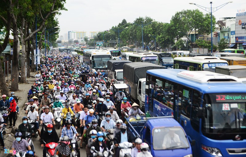 Cua ngo san bay Tan Son Nhat ket cung giua trua cuoi tuan-Hinh-7