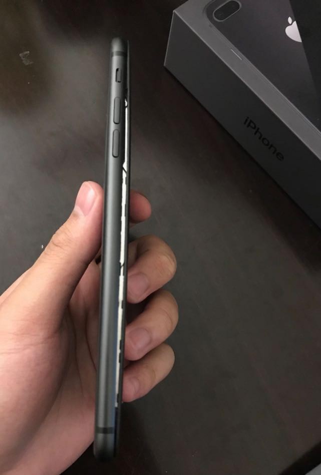 Hot: iPhone 8 Plus tiep tuc bi to pin phong, may bong tach