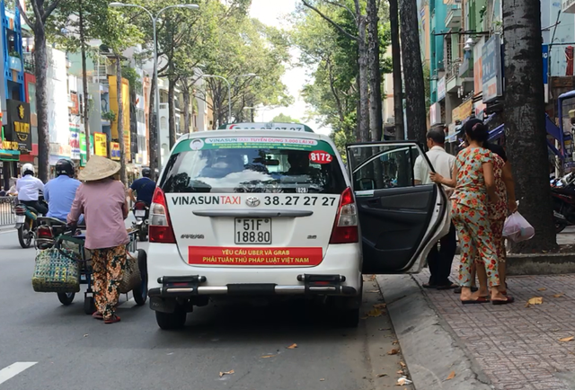 Sau HN, den luot taxi Sai Gon dan bieu ngu phan doi Uber - Grab-Hinh-2