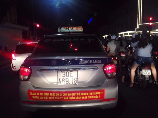Sau HN, den luot taxi Sai Gon dan bieu ngu phan doi Uber - Grab-Hinh-3
