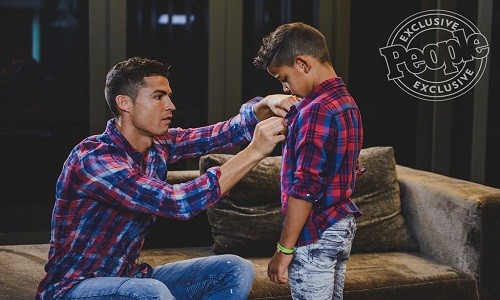 Cha con Ronaldo cung khoe hinh the o quang cao moi-Hinh-6