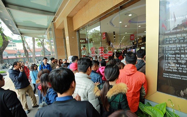 Xem nguoi Viet san hang giam gia ngay Black Friday