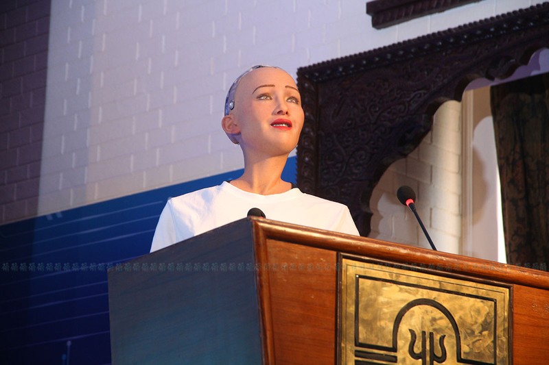 “Bat mi” robot Sophia, robot cong dan dau tien dang co mat tai Viet Nam-Hinh-11