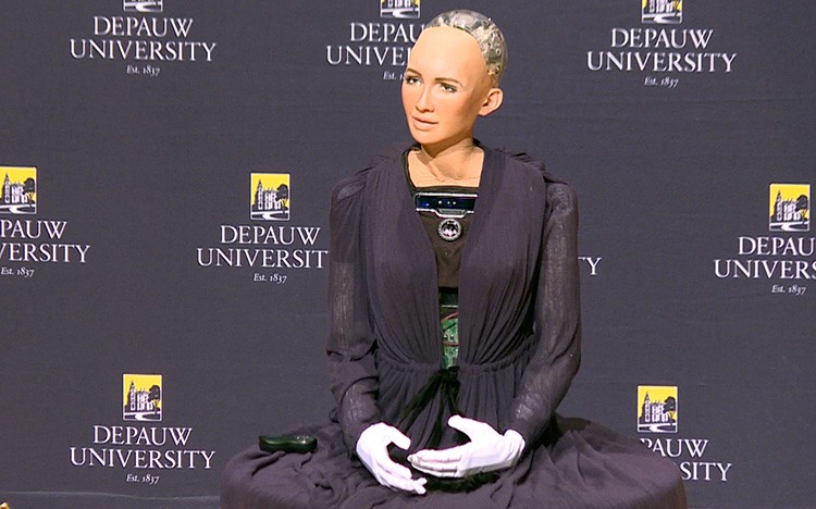 “Bat mi” robot Sophia, robot cong dan dau tien dang co mat tai Viet Nam-Hinh-2