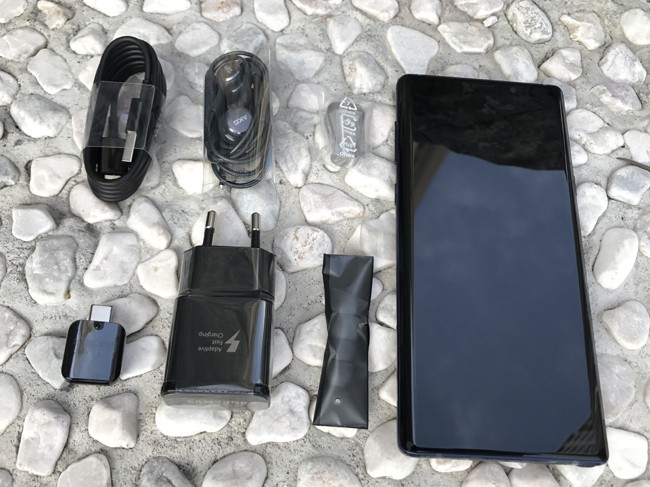 Dap hop Galaxy Note9: Thiet ke dang cap, S Pen khac biet-Hinh-2