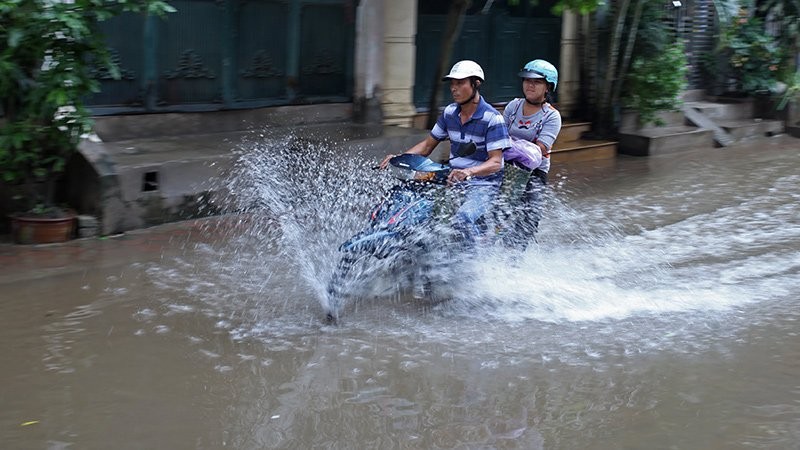 Du bao thoi tiet 17/9: Bao Mangkhut suy yeu, Ha Noi giam 6 do-Hinh-2