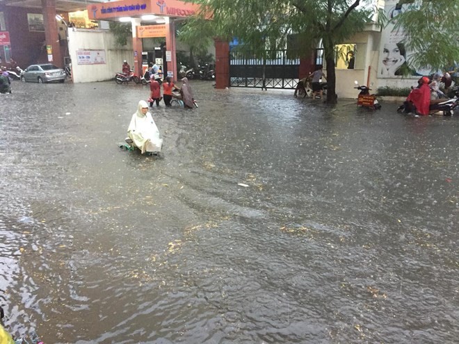 Duong pho Ha Noi thanh “song” sau con mua lon-Hinh-11