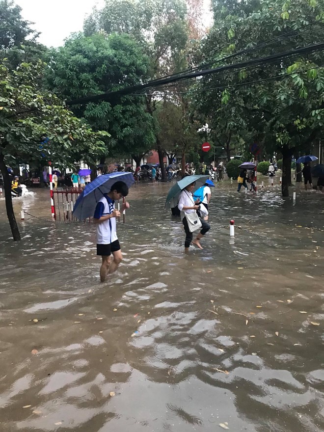 Duong pho Ha Noi thanh “song” sau con mua lon-Hinh-8