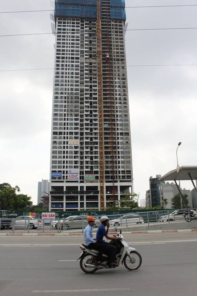 Toa nha cao thu 3 Ha Noi bi siet no tung dinh 