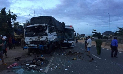 Xe cho khach du lich tong o to tai, 9 nguoi thuong vong