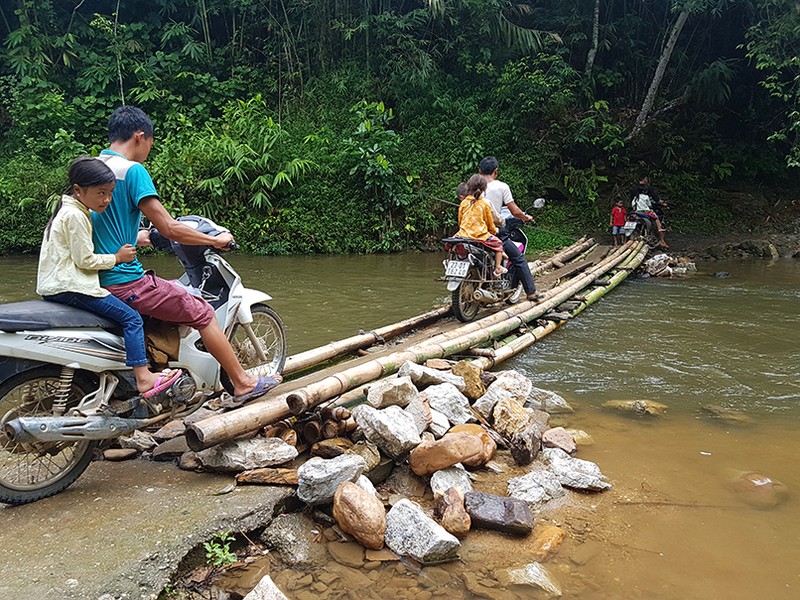 Khanh thanh cay cau noi nhung bo vui cho tre em thon Khuoi Luon, Ha Giang-Hinh-2