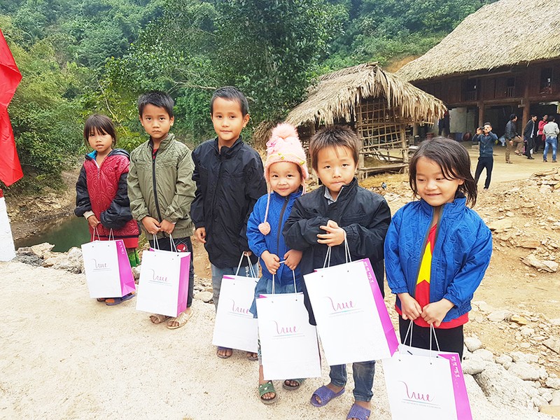 Khanh thanh cay cau noi nhung bo vui cho tre em thon Khuoi Luon, Ha Giang-Hinh-7