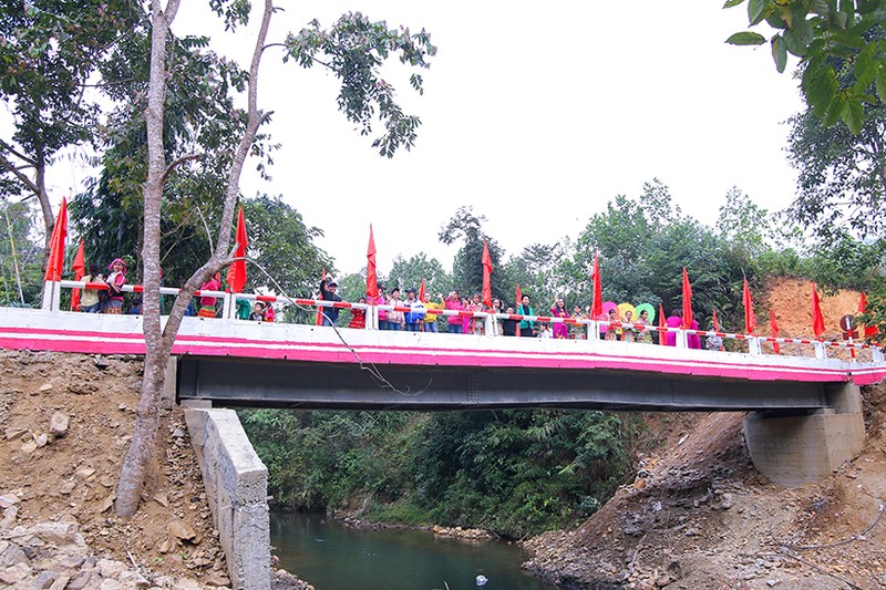 Khanh thanh cay cau noi nhung bo vui cho tre em thon Khuoi Luon, Ha Giang