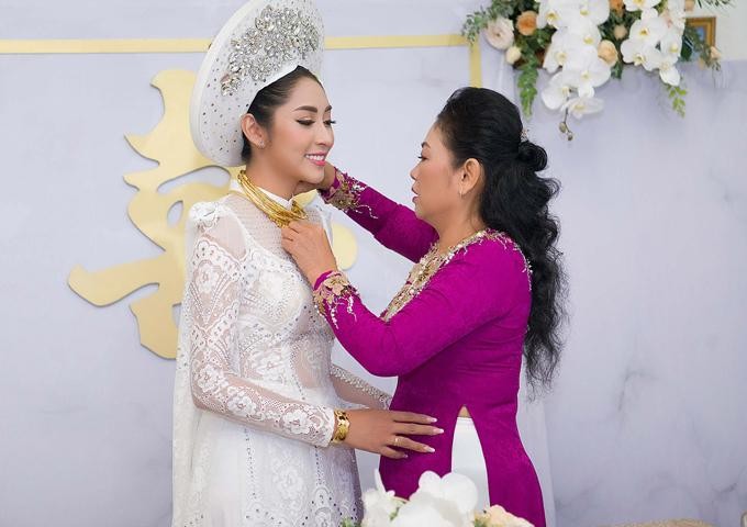 Loat my nhan Viet deo vang nang triu co khi ve nha chong-Hinh-2