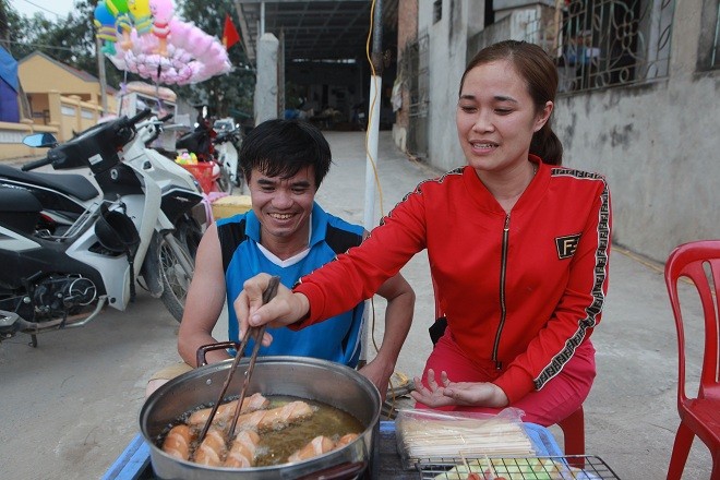 Tiet lo danh tinh doi vo chong “tinh phoc” trong mieu Du Di nam 2019