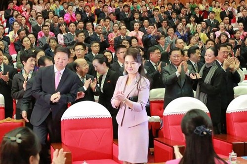 Phu nhan ong Kim Jong-un: “Con sot thoi trang” tai Trieu Tien